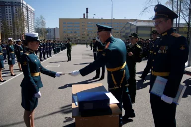 Девушкам предлагают широкий спектр специальностей и направлений подготовки в военно-учебных заведени Девушкам предлагают широкий спектр специальностей и направлений подготовки в военно-учебных заведени