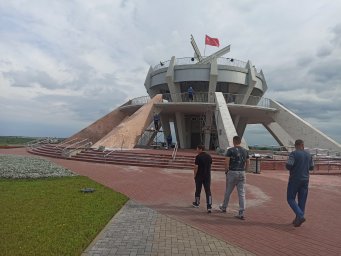 Памятники благоустраиваются Памятники благоустраиваются