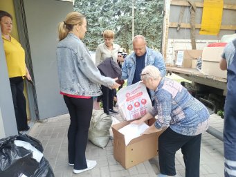Помогают волонтеры  из Москвы
