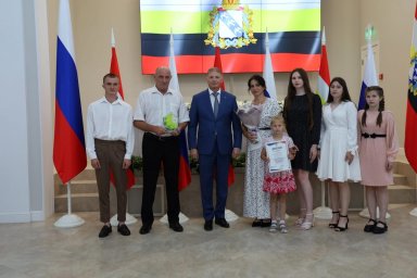 Мы -  семья. Мы  - двенадцать Я