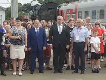 Встречали поезд в Глазуновке